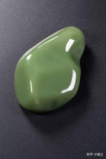 几种细度顶级的和田玉有一种打灯比玻璃还干净