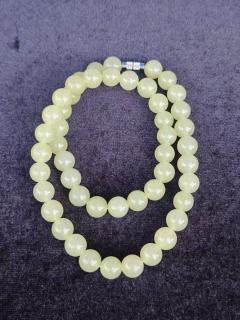和田玉项链,1.0珠子,玉质细腻油润,个别珠子带有个别小米